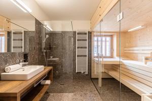 索内纳尔佩·纳斯费尔德Almresort Sonnenalpe by ALPS RESORTS的一间带水槽和淋浴的浴室