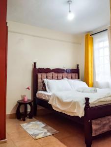 埃尔多雷特Cosy Homes Eldoret的一间卧室设有一张大床和一个窗户。