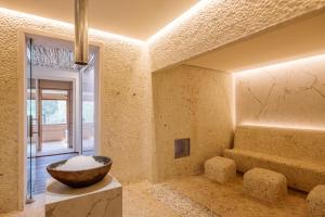 科洛尼亚圣霍尔迪Fontsanta Hotel Thermal & Spa - Adults Only的墙上有一个大石头碗的房间