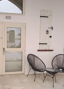 利马索尔Limassol Old Town Mansion的门前有两把椅子和一张桌子
