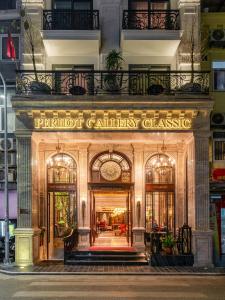 河内Peridot Gallery Classic Hotel的带有阅读经典高级画廊标志的建筑入口