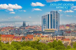 布拉格Grand Hotel Prague Towers - Czech Leading Hotels的享有城市和高楼的景色