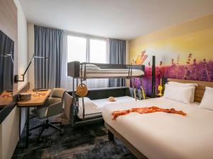 瓦尔邦讷诺富特安替贝司苏菲亚酒店的酒店客房配有一张床、一张书桌和一张双层床。