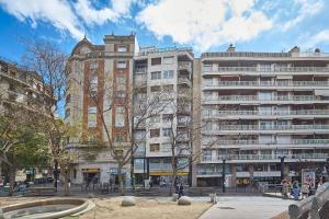 巴塞罗那BBarcelona Gracia Flat的一座大型建筑,前面有一个喷泉