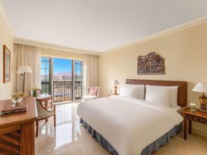亚喀巴亚喀巴莫温匹克度假公寓的一间卧室设有一张大床和一个大窗户