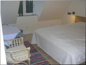 维堡克洛斯特裴森酒店的卧室配有床、椅子和窗户。