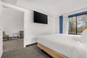夏洛特 夏洛特机场南I-77提渥拉温德姆集团温盖特酒店的一间卧室配有一张床和一台平面电视