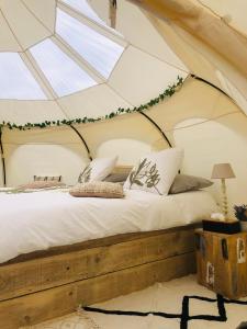 贝拉克尔Glamping -Logie Moonlight的帐篷内一间卧室,配有一张床