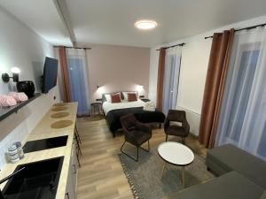 德鲁斯基宁凯Salt Garden Apartments的酒店客房带一张床、一张桌子和椅子