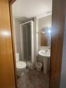 萨拉戈萨康伯利旅馆的一间带卫生间和水槽的浴室