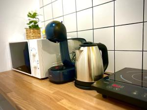 克卢日-纳波卡ALTiDude的微波炉旁的柜台上的咖啡壶