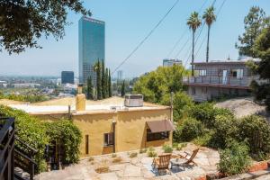 洛杉矶Fredonia by AvantStay Great Views of Studio City的房屋顶部设有桌椅