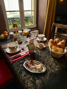 贝叶Camélia的餐桌,早餐包括面包和鸡蛋