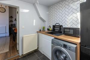 格拉斯哥Spacious 3 Bedroom Home In Glasgow - Free Parking的厨房配有洗衣机和水槽