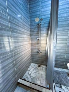杰拉什Jerash City View的带淋浴和水槽的浴室