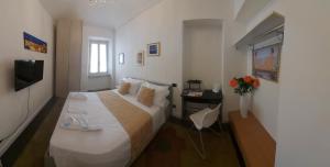 都灵Casamassena的酒店客房,配有床和电视
