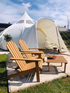 贝拉克尔Glamping -Logie Moonlight的院子里的几把椅子和帐篷