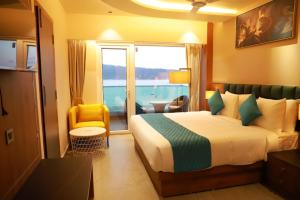 布莱尔港Sea Deck的酒店客房设有一张床和一个阳台。