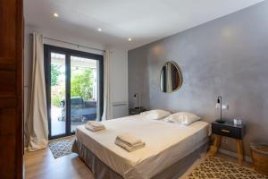 拉格朗德默特Chez Robert - luxueuse villa à proximité des plages avec une piscine privée的一间卧室配有一张大床和毛巾