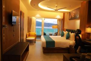 布莱尔港Sea Deck的酒店客房设有一张床,享有海景。