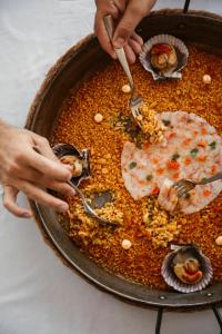 卡兰博希Lago Resort Menorca - Casas del Lago Adults Only的一个人在锅里吃食物