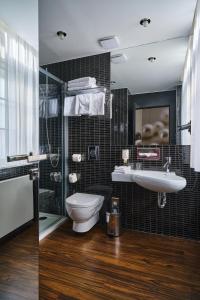 布拉格珀拉酒店的浴室配有卫生间、盥洗盆和淋浴。