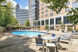 亚特兰大Atlanta Downtown! 1B Paid Onsite Parking! LM301的大楼前带桌椅的游泳池