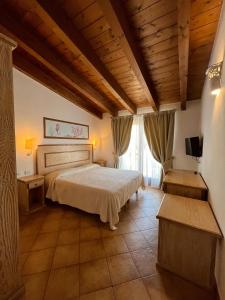 圣帕特雷拉拉伯嘉塔酒店的一间卧室设有一张床和一个大窗户