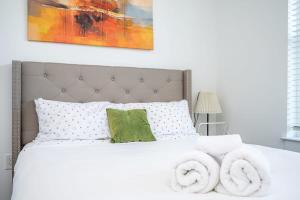 亚特兰大Luxe 1BR w Balcony in Downtown 542Blvd206的卧室配有白色床和毛巾