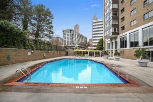 亚特兰大Atlanta Downtown City View 18th Floor Condo 1B1B LM1810的公寓大楼内的一个空游泳池