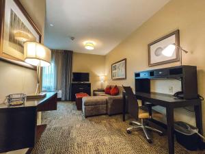 休斯顿Free Parking Free Wifi with Kitchen Washer Dryer Relux Studio Group 1的酒店客房配有书桌、沙发和床。