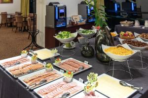 维尔纽斯全景酒店的自助餐,餐桌上有许多不同类型的食物