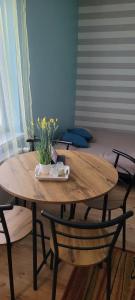 肯琴Spokojne i miłe miejsce na Mazurach的一张木桌,上面放着盘子和鲜花
