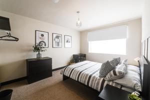 利物浦Poppy's Place - Manningham Road的一间卧室设有一张床和一个窗口