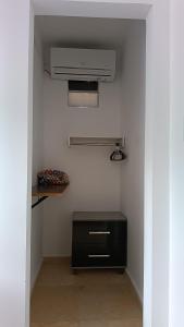卡诺格布拉达Suítes Preguiça的一间设有加热器和架子的房间