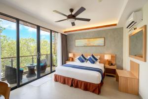 古莉Ayala Oceanview Maldives的一间卧室设有一张床和一个大窗户