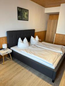吕本瑙Brauhaus und Pension Babben的一间卧室配有带白色枕头的床