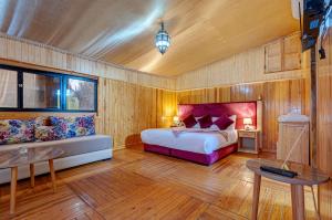 马拉喀什Ferme Sidi Safou & Spa的卧室配有一张床和一张桌子