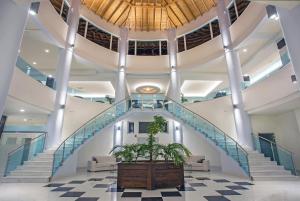 卡尔扎迈纳大蓝海滩酒店 的一座种植盆栽植物的建筑中的楼梯