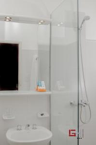 卡塔马卡格兰德酒店的白色的浴室设有水槽和淋浴。