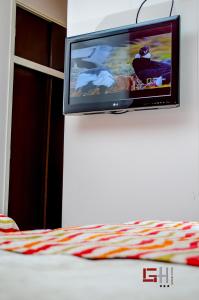卡塔马卡格兰德酒店的挂在墙上的平面电视