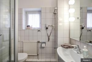 马兰迪西威利别墅的白色的浴室设有水槽和卫生间。