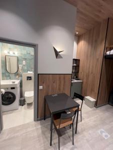 克莱佩达Tilzes Studio apartaments, Self check-in, Free parking, Comfort的一间带桌子、卫生间和水槽的浴室
