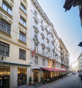 维也纳格拉本酒店的一条城市街道上的白色大建筑