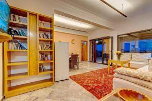 马拉喀什Ferme Sidi Safou & Spa的带沙发和书架的客厅