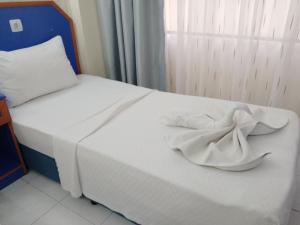 马尔马里斯Dilhan Hotel的一间卧室配有一张带白色毯子的床