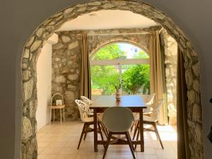 Las Lagunas MijasSpanish charm guest apartment at villa with great location!的一间带桌子和窗户的用餐室