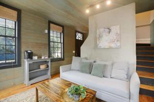 查尔斯顿Revitalized Historical Southern Residence的客厅配有白色的沙发和桌子