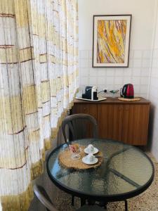 瓦斯托Lo Studio del Pittore的一张玻璃桌,一张桌子和一张椅子