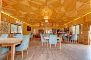 马拉喀什Ferme Sidi Safou & Spa的用餐室配有木桌和蓝色椅子